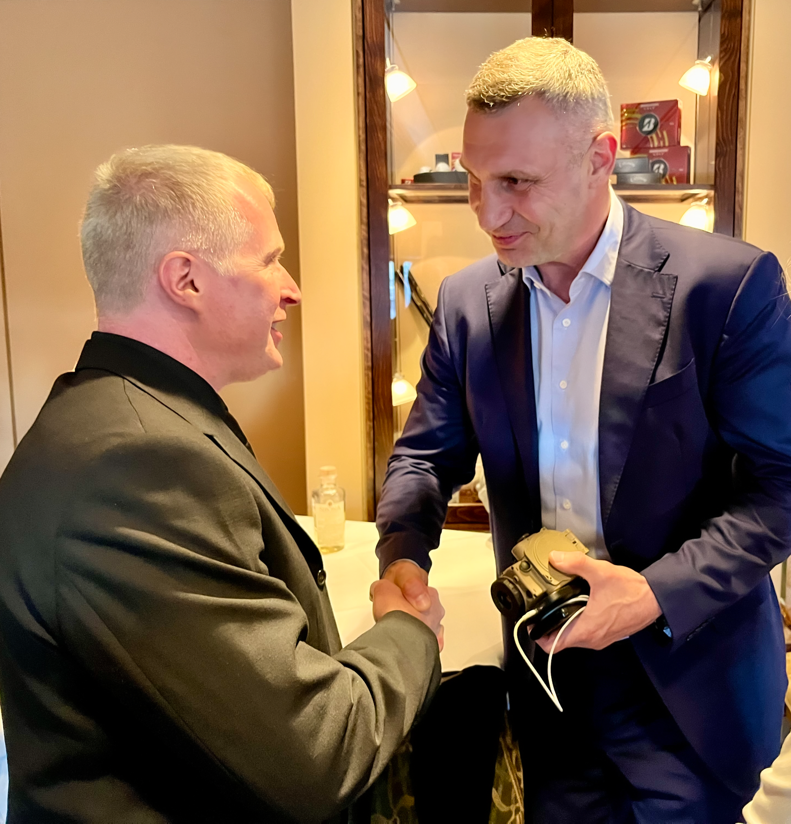 Gründer Dr. Andres übergibt TigIR an Vitali Klitschko