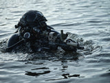 Soldat mit TILO Waermebildgeraet im Wasser