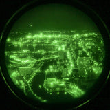 Stadt durch PVS-14 Nachtsichtbild